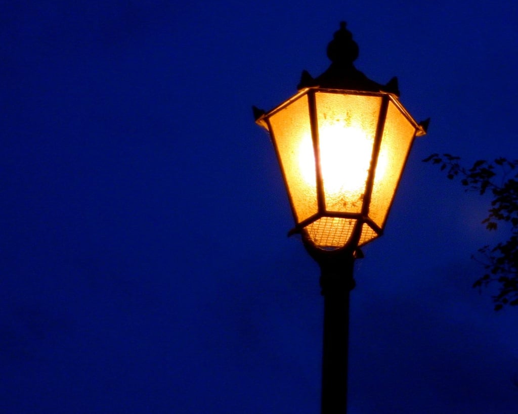 Die Stadt Zeitz muss wegen steigender Energiekosten auch an der Straßenbeleuchtung sparen. Nur noch jede zweite Lampe soll leuchten.