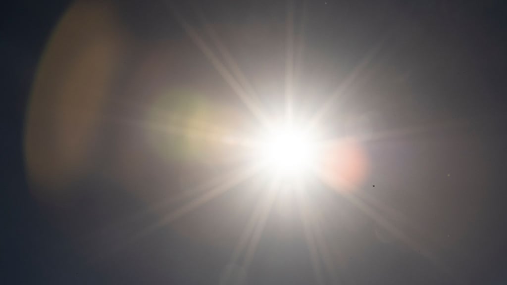 Die Sonne scheint am Himmel.