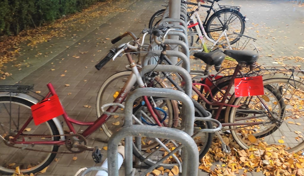 Mit roten Zetteln informiert das Stendaler Tiefbauamt Fahrradbesitzer über die bevorstehende Beseitigung ihrer Fahrräder.