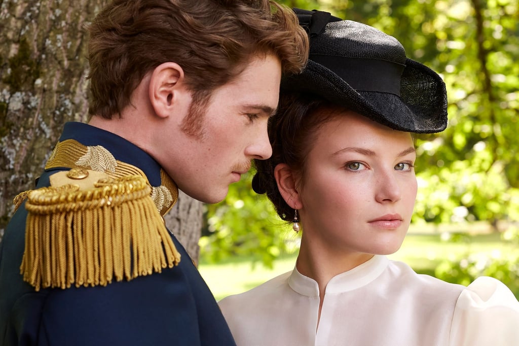 Sisi (Devrim Lingnau, r) und Franz (Philip Froissant) in einer Szene aus „Die Kaiserin“.
