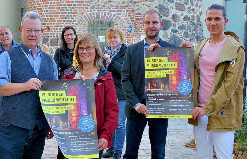 Burgs Bürgermeister Philipp Stark (2.v.r.) und Kultur-Fachbereichsleiter Maximilian Steib mit zahlreichen Akteuren, die sich an der Museumsnacht 2022 beteiligen.