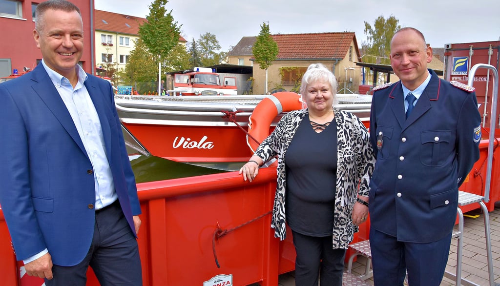 Viola Harenberg durfte das Feuerwehrboot taufen, das nun ihren Vornamen trägt.