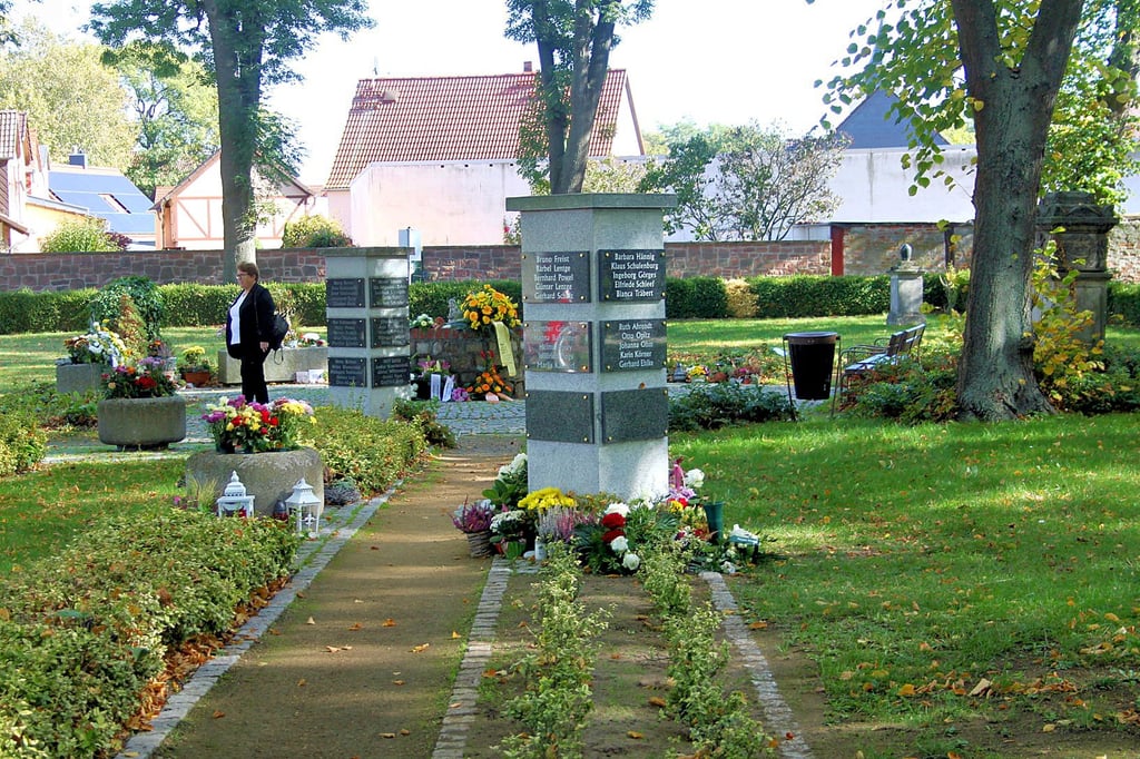 Barlebens Gemeinderäte haben eine neue Friedhofssatzung beschlossen. Demnach soll es eine größere Auswahl an Urnengrabstätten geben.