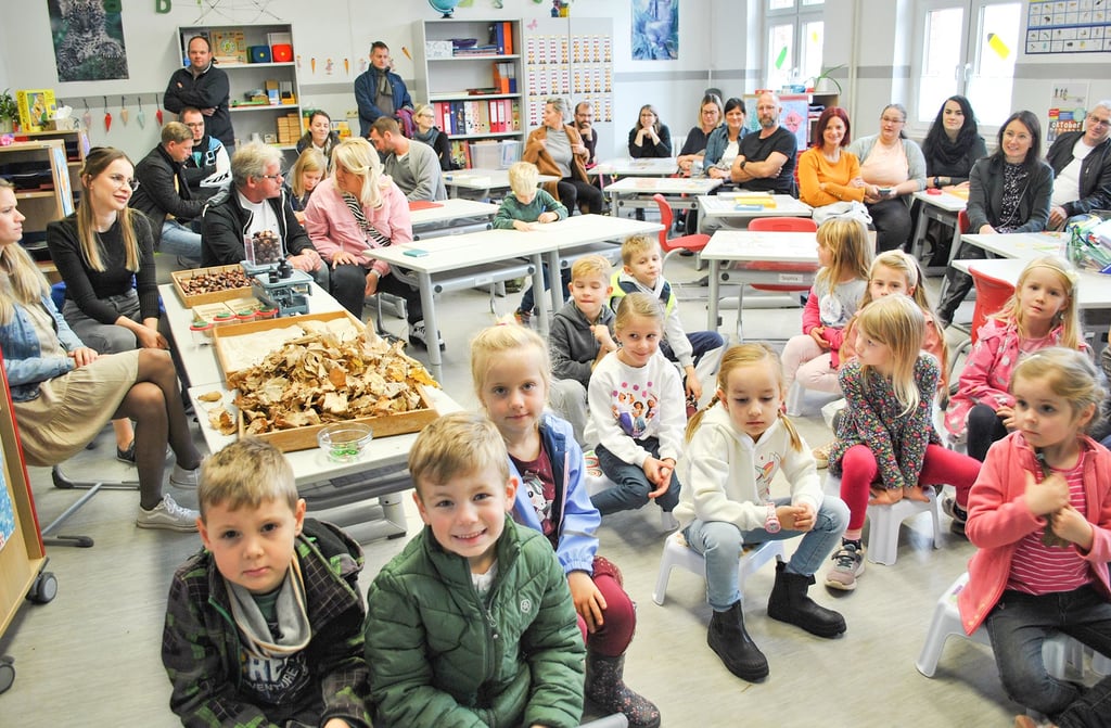 Ein erstes Bild von der Schule in Plötzkau machten sich am Samstag Eltern und Schüler des Jahrgangs 2023 beim gut besuchten „Tag der offenen Tür“.
