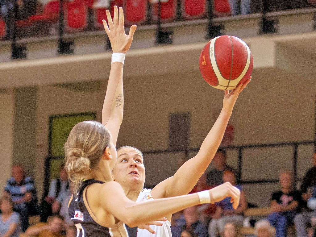 Laura Schinkel (r.)