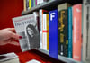 Eine Frau zieht das Buch „Die Jahre“ von Annie Ernaux in einer Leipziger Buchhandlung aus dem Regal. Die französische Schriftstellerin Annie Ernaux erhält den Literaturnobelpreis.