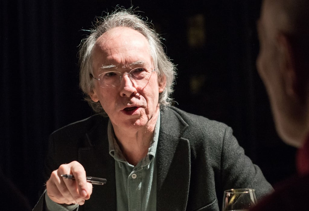 Der britische Autor Ian McEwan legt ausführliche „Lektionen“ vor.