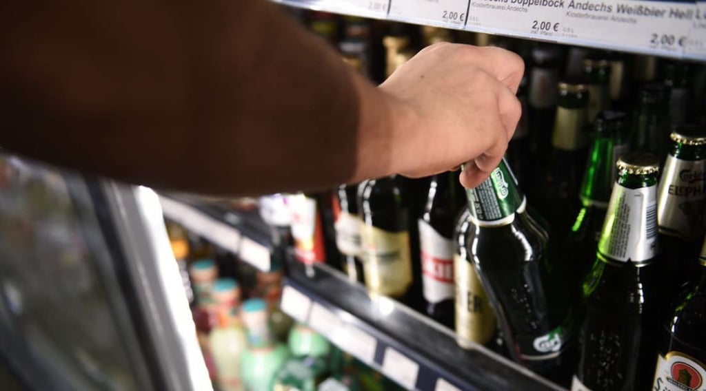 Im Magdeburger Stadtteil Alt Rothensee ist ein Alkohol-Dieb in einem Getränkemarkt offenbar auf eine Mitarbeiterin losgegangen und wurde dann durch Zeugen gestellt. Der 49 Jahre alte Mann war in dem Geschäft bereits bekannt. Symbolbild:
