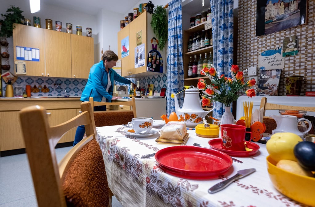 Die Schränke, die Tapete, das Geschirr: So sieht die Küche in der nachgebauten DDR-Wohnung aus.