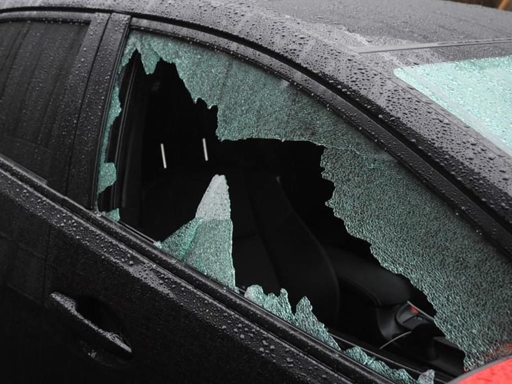 An mehreren Pkw im Burgenlandkreis sind Scheiben eingeschlagen und die Fahrzeuge durchsucht worden.