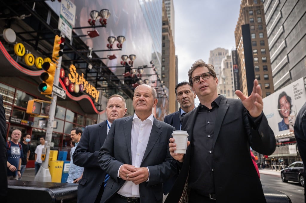 Olaf Scholz (l) lässt sich von Daniel Kehlmann durch Manhattan führen.