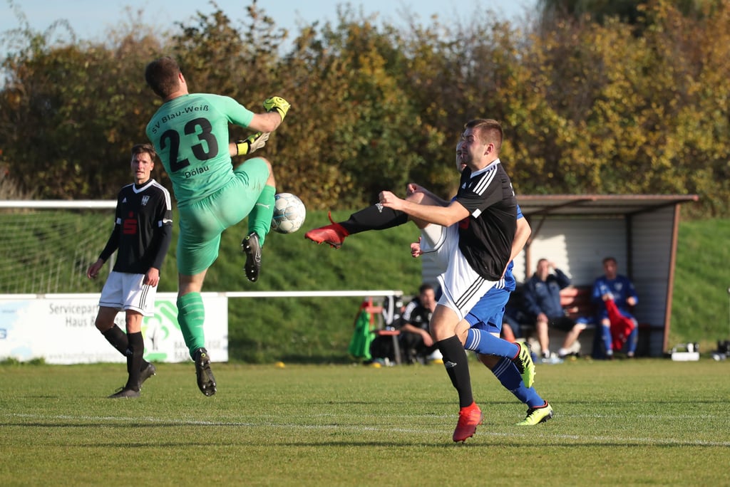 Auch Tim Schaarschmidt (r.) tauchte vor Dölaus Keeper Christian Ignorek auf - und vergab seine Chance.