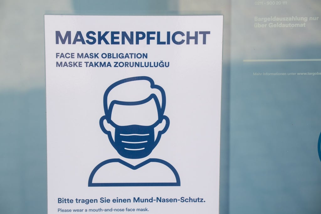 In Kliniken, Arztpraxen, Pflegeheimen und anderen Gesundheitseinrichtungen gilt bundesweit eine FFP2-Maskenpflicht.