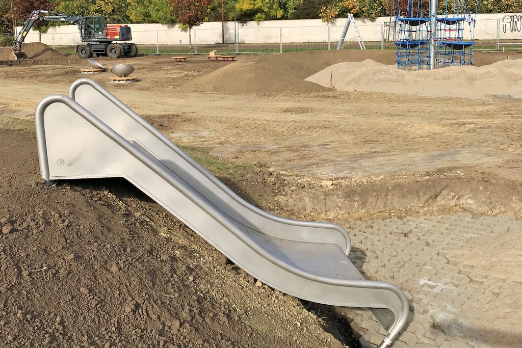 Der neue Spielplatz im Südwesten Ebendorfs nimmt Formen an: Die Hangrutsche sowie das große Klettergerüst mit Seilen und Nestern ist bereits aufgebaut, weitere Geräte sollen folgen.