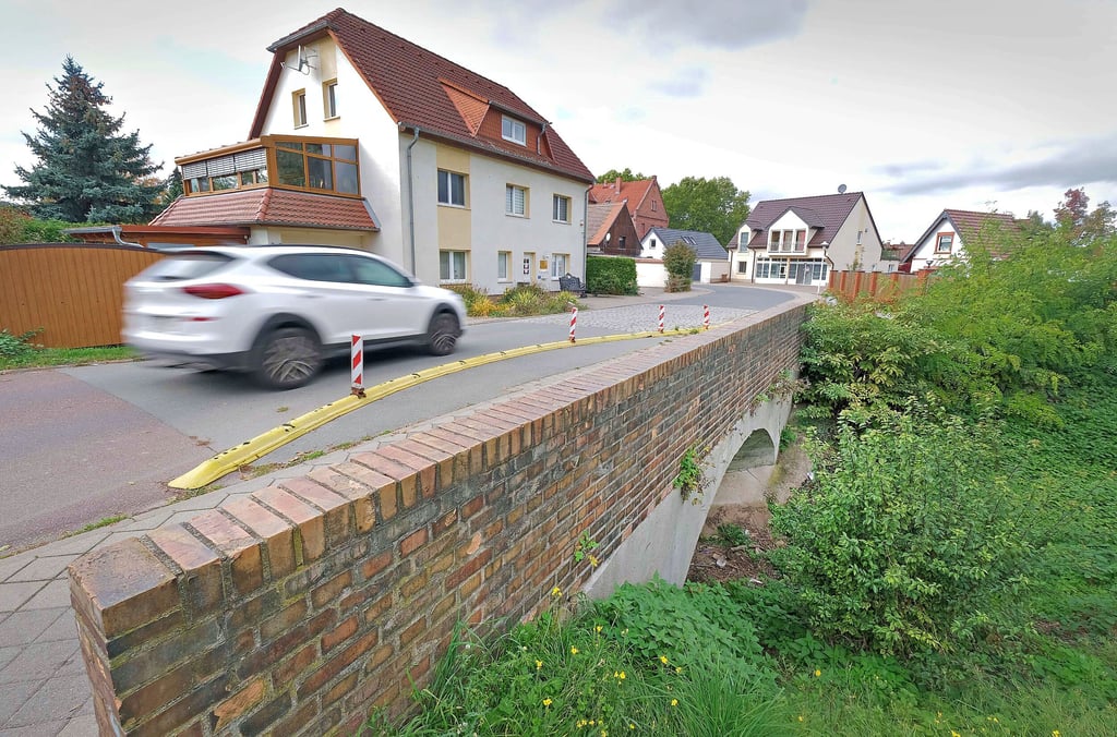 Die alte Brücke über den Roitzscher Strengbach ist baufällig und daher schon länger einseitig gesperrt. Ein Ersatzneubau soll her.