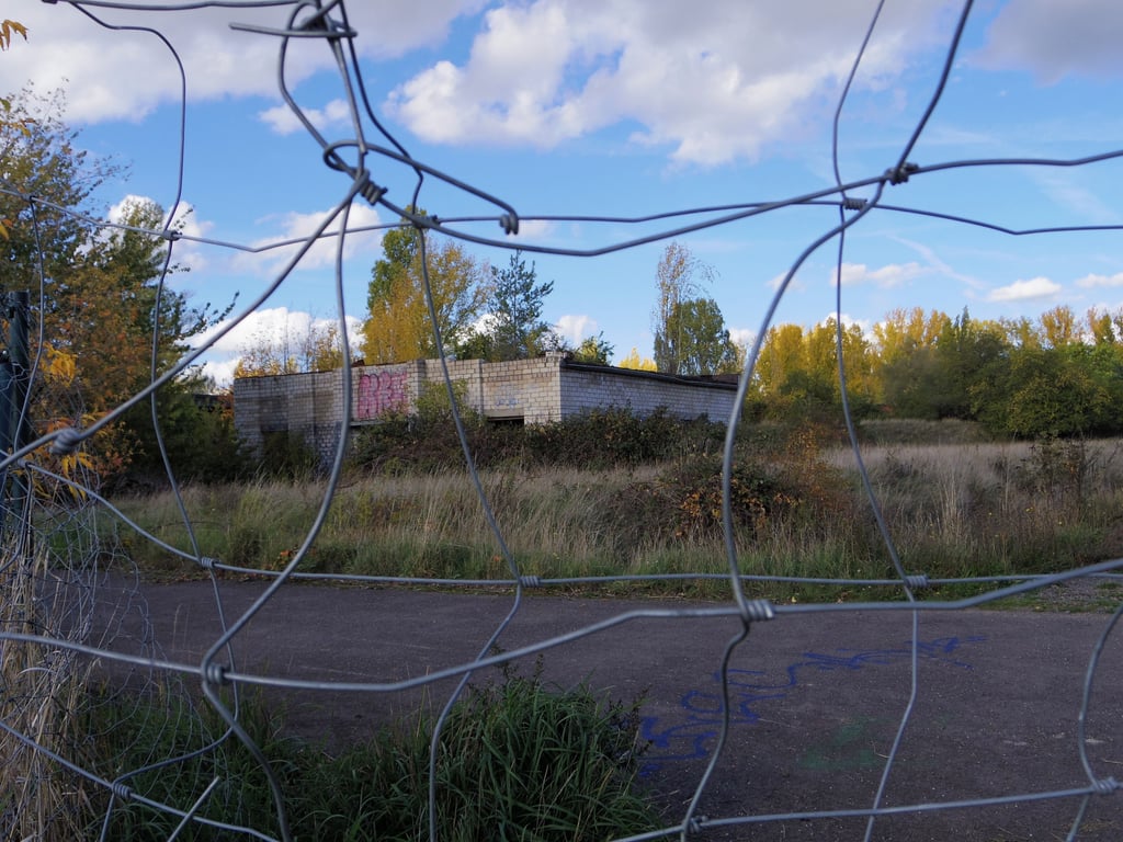 Noch stehen Ruinen auf dem ehemals militärisch genutzten Areal im Bereich vom Zipkeleber Weg in Magdeburg.