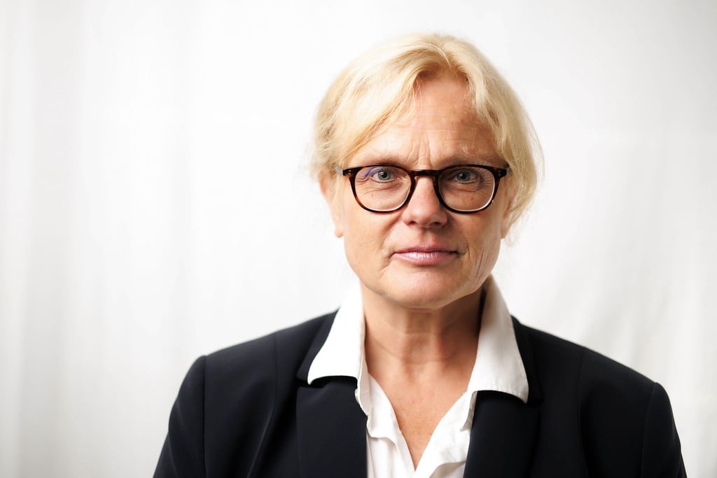Die Autorin Karen Duve steigt mit „Sisi“ aufs Pferd.