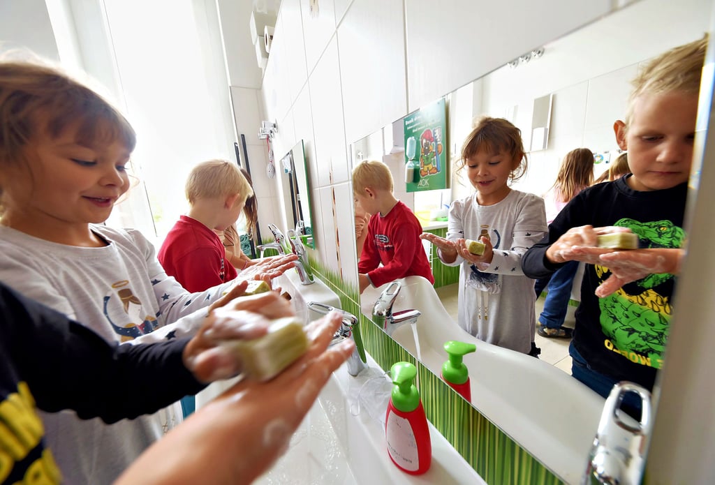 Im Waschraum probieren die Kinder die neue Seife gleich mal aus. Sie schäumt und duftet gut. Das gefällt ihnen.