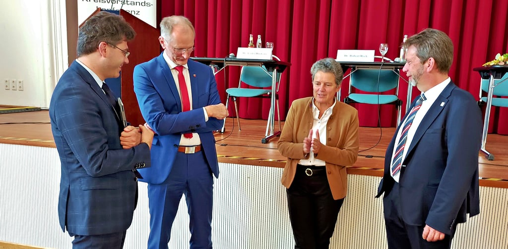 Dessau-Roßlaus Oberbürgermeister Robert Reck, Andreas Dittmann, neuer Präsident des SGSA, Lydia Hüskens, Sachsen-Anhalts Ministerin für Infrastruktur und Digitales und Ilsenburgs Bürgermeister Denis Loeffke im Gespräch.