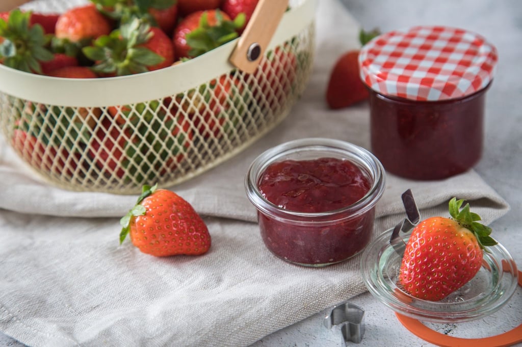 Wer die Erdbeermarmelade ohne Gelierzucker machen will, kann auch geraspelten Apfel oder Agar-Agar nehmen.