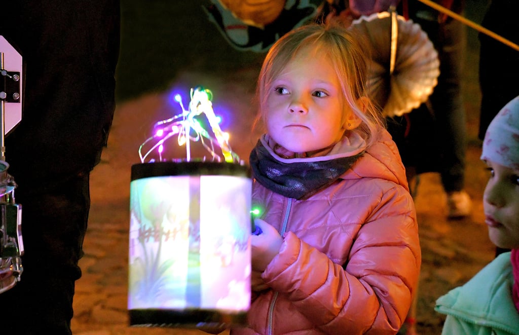 Der Weddendorfer Herbst-Fackelumzug bringt nicht nur die Laternen, sondern auch die Kinderaugen zum Leuchten.