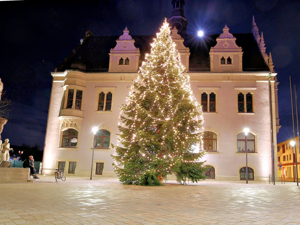 Oh, du funkelnde Glitzerwelt ... Auch in diesem Jahr wird es wieder einen Weihnachtsbaum auf dem Schönebecker Marktplatz geben. Trotz der Kostenexplosionen am Energiemarkt soll die Adventszeit anheimelnd werden.