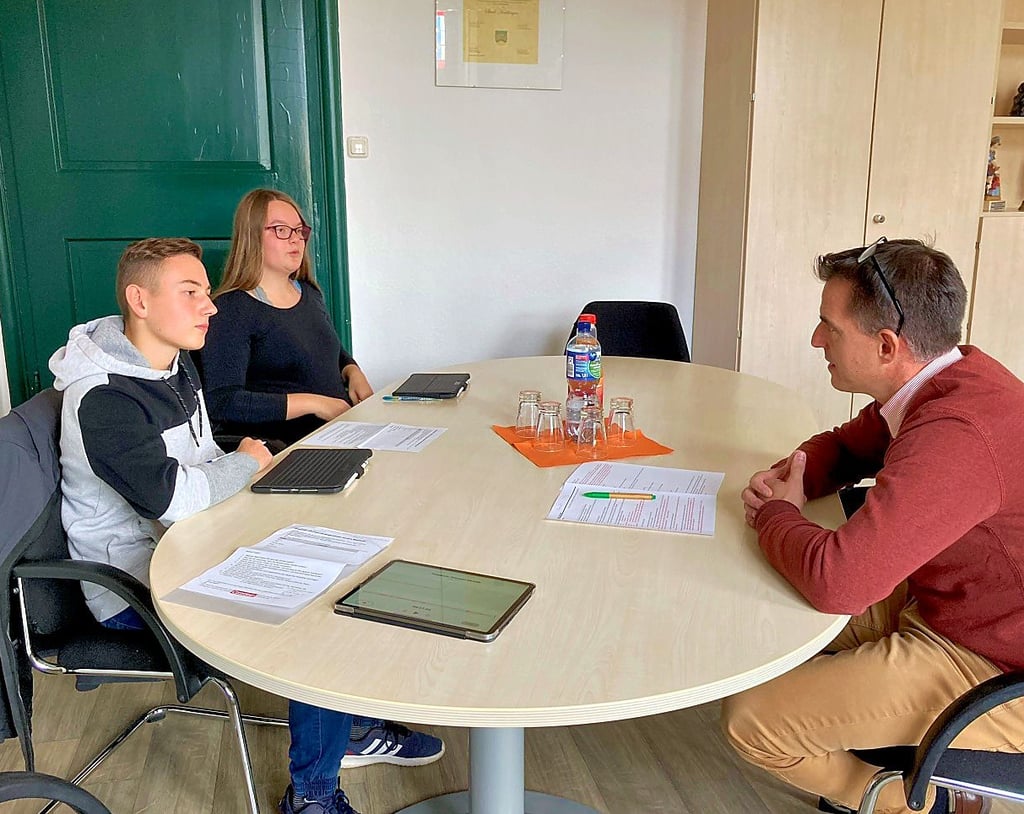 Lilli Weile und Vincent Hosang interviewten den neuen Bürgermeister der Stadt Hendrik Mahrholdt in Hecklingen.