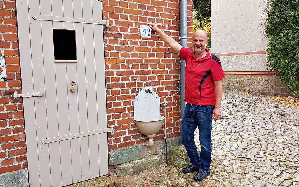 Ulrich Rehhahn hat den perfekten Platz für die Plakette gefunden.