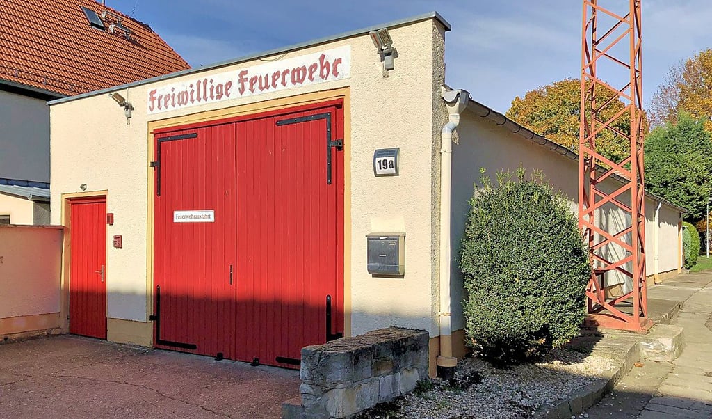 Das derzeitige Feuerwehrgerätehaus in Taucha ist zu klein und soll durch einen Neubau ersetzt werden.
