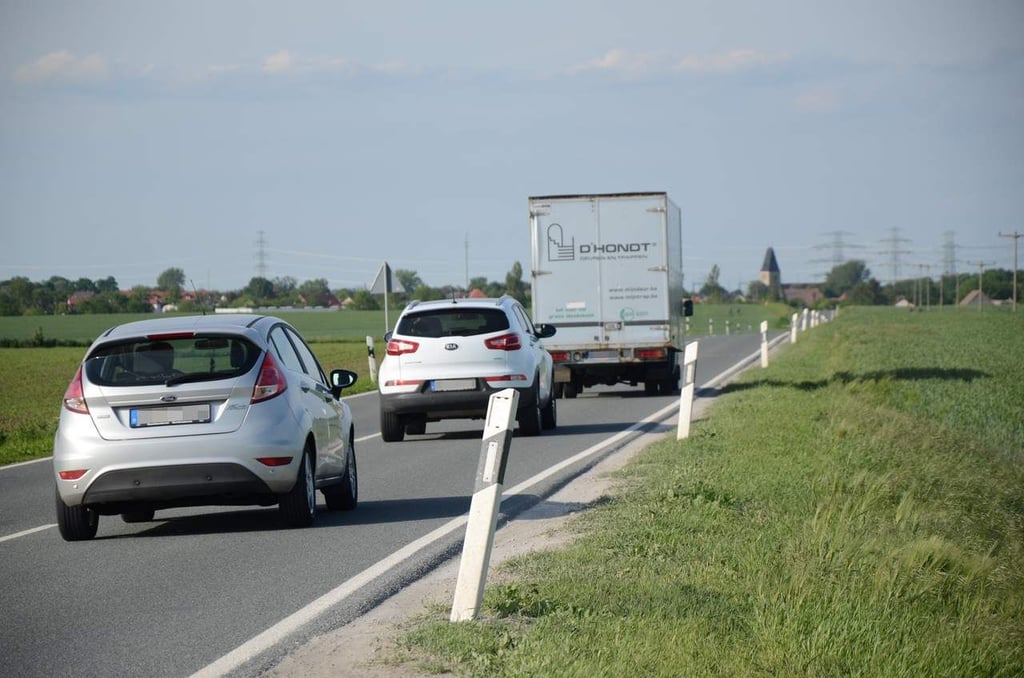 Die Straße zwischen Staßfurt und Förderstedt ist viel befahren. Ein Radweg ist hier nötig.
