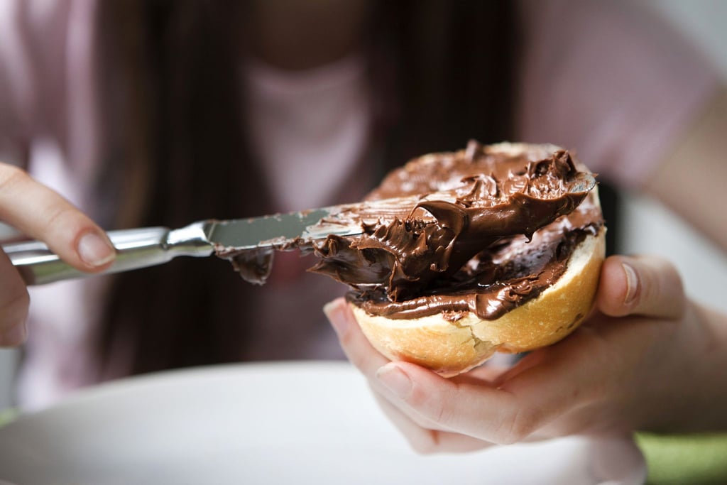 Nuss-Nougat-Cremes enthalten oft mehr Zucker als Kakao oder Haselnüsse. Ob es eine ganz dicke Cremeschicht auf dem Brötchen sein soll, muss man sich also überlegen.