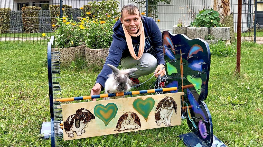 Anja Schönfeld, hier mit ihrem Kaninchen Finn Mc Missle, betreibt seit fast zehn Jahren Kanin-Hop-Sport.