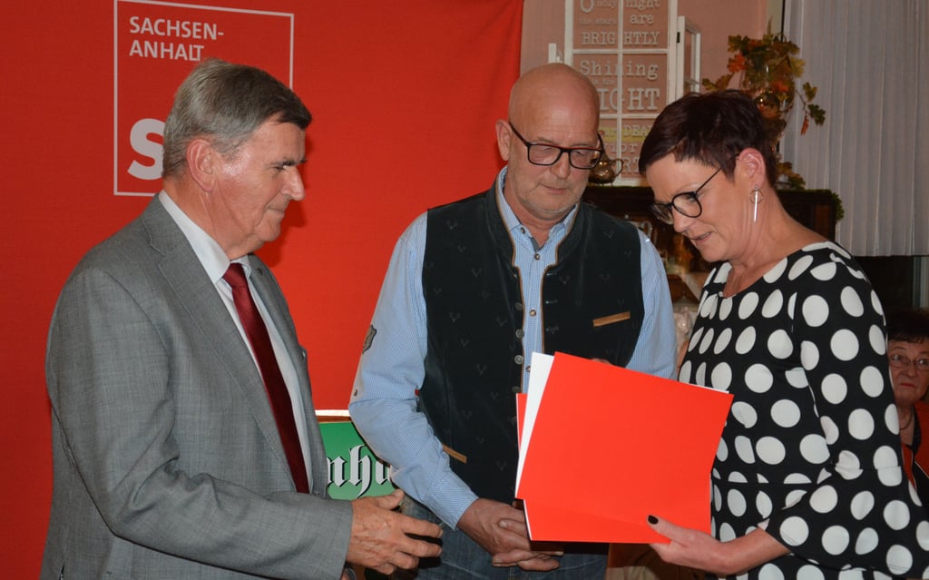 30 Jahre SPD-Ortsverein: Martina Müller ehrte Hans-Joachim Becker und Peter Wiechmann (Mitte).