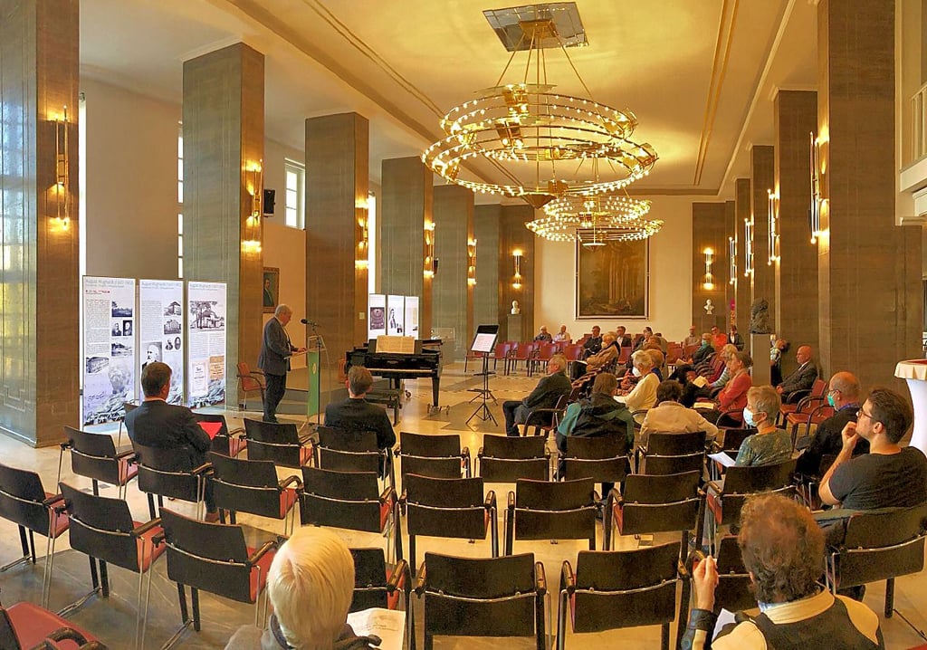 Die Eröffnung der Klughardt-Ausstellung im Theater Dessau.