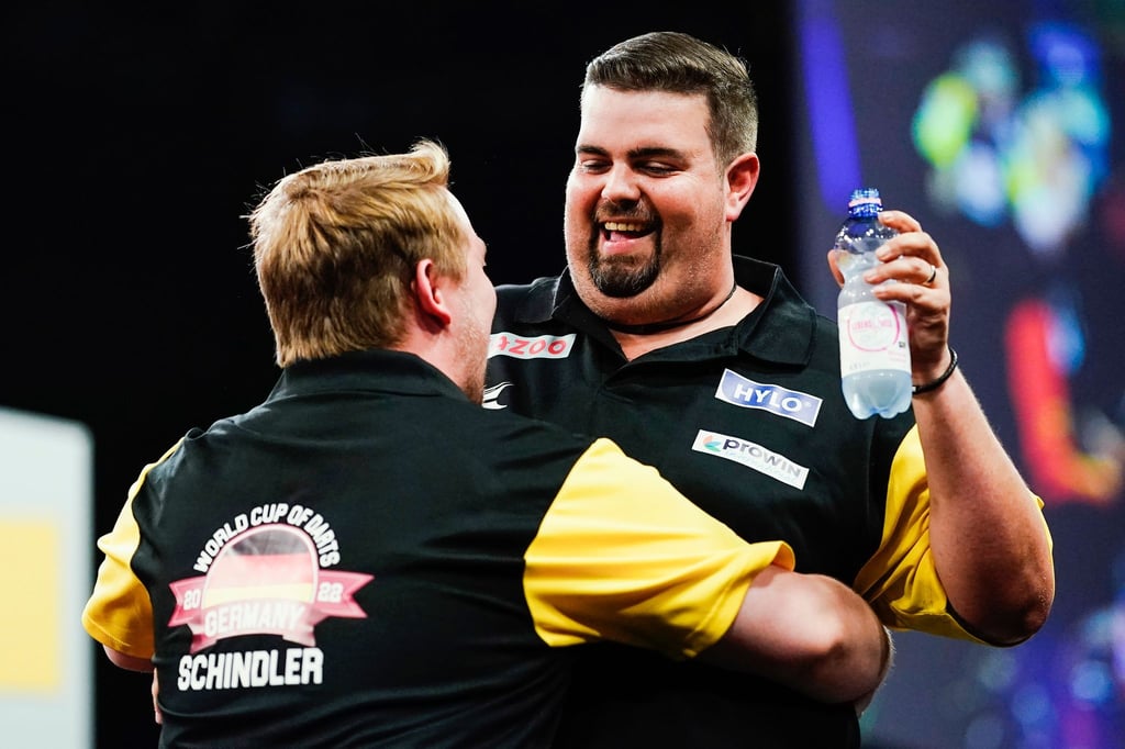 Gabriel Clemens (r) und Martin Schindler sind bei der Darts-EM in Dortmund dabei.