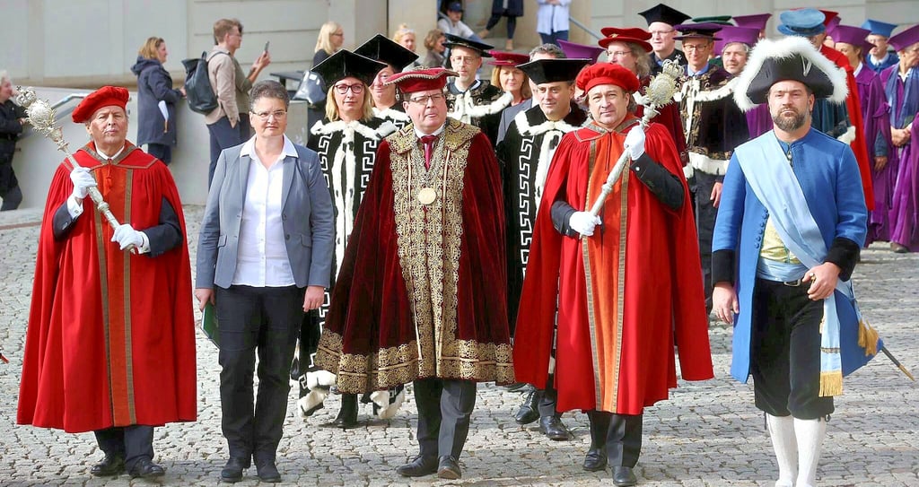 Festlich gekleidet zieht der Senat über den Uniplatz. In der Mitte trägt noch Claudia Beckers Vorgänger Christian Tietje die Rektortracht.