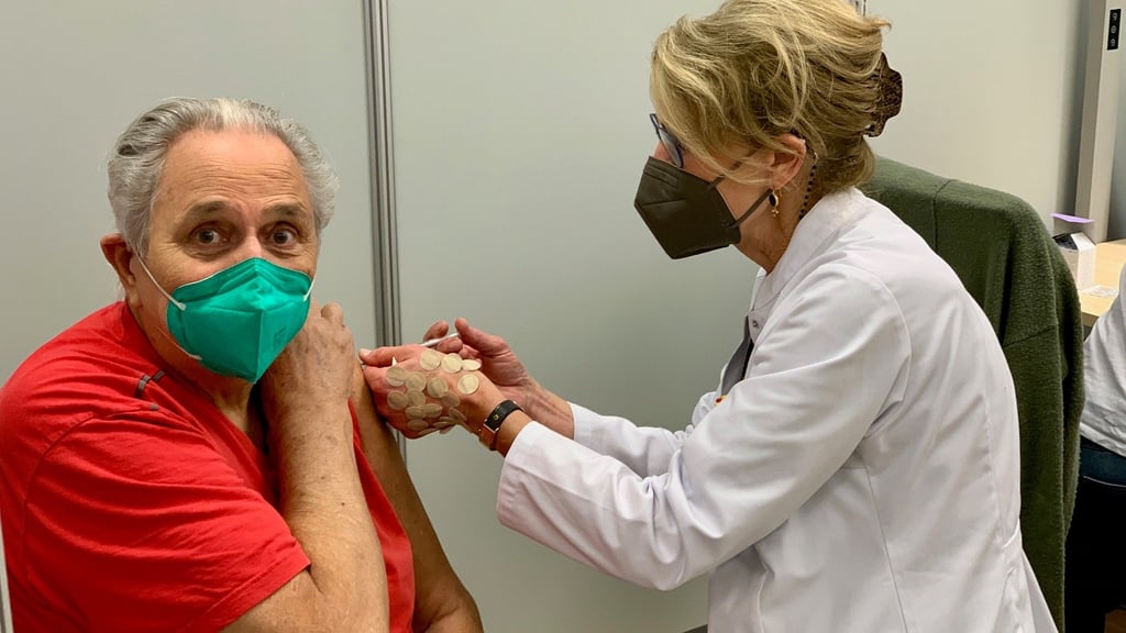 Hans-Jürgen Ramsberger (79) war am Montag der Erste, der im Impfzentrum am Rennbahnkreuz von Dr. Beate Moahaupt gegen das Virus gespritzt wurde.