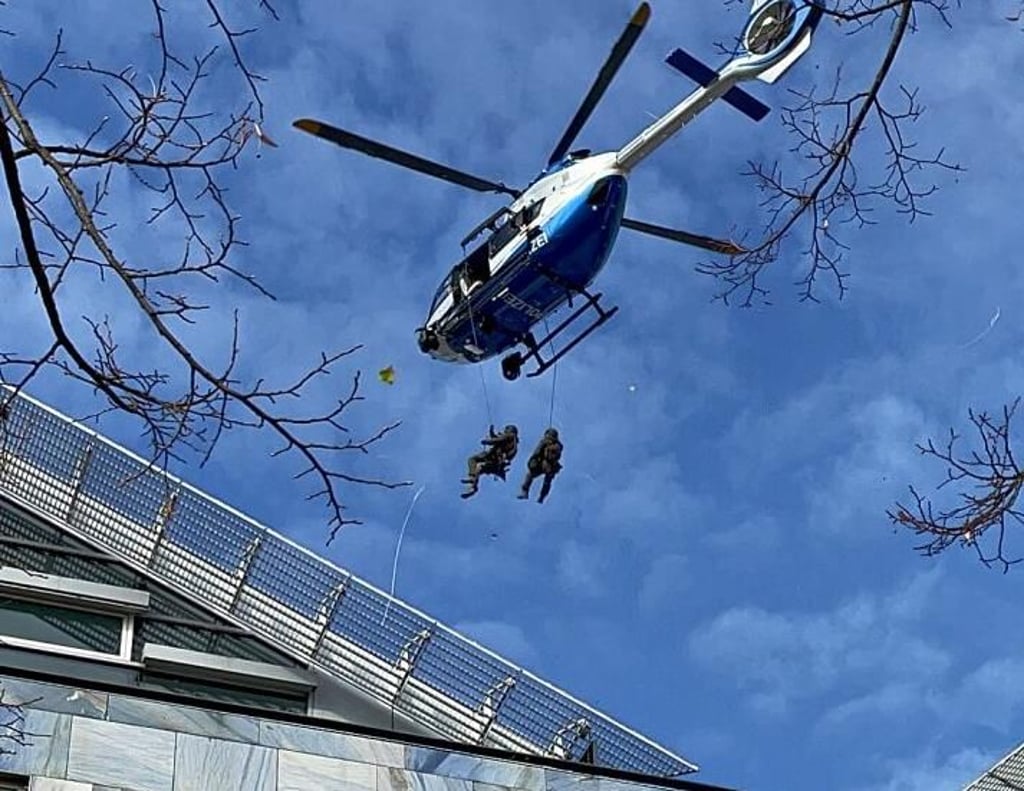 Kräfte des Spezialeinsatzkommandos ließen sich aus dem Hubschrauber auf das Dach der Investitionsbank am Magdeburger Domplatz abseilen.