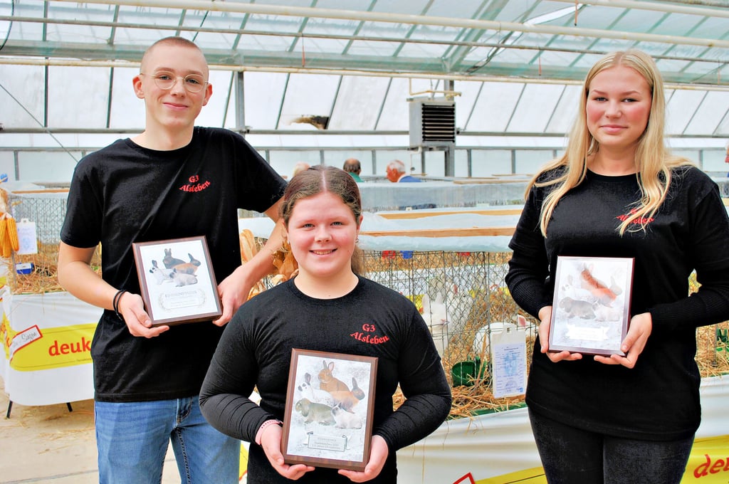 Sie haben die Jugendehrenpreise in Alsleben gewonnen: Luke Fromme (von links), Clara-Leonie Abele und Tessa Schmidt.