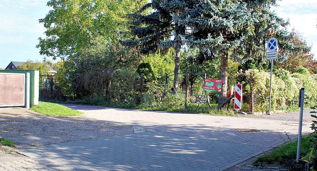 Der Kurvenbereich ist groß genug für Lkw, sagt Klaus Kruppe. Oft genug wird die Straße von Bau- und Lieferfahrzeugen benutzt.