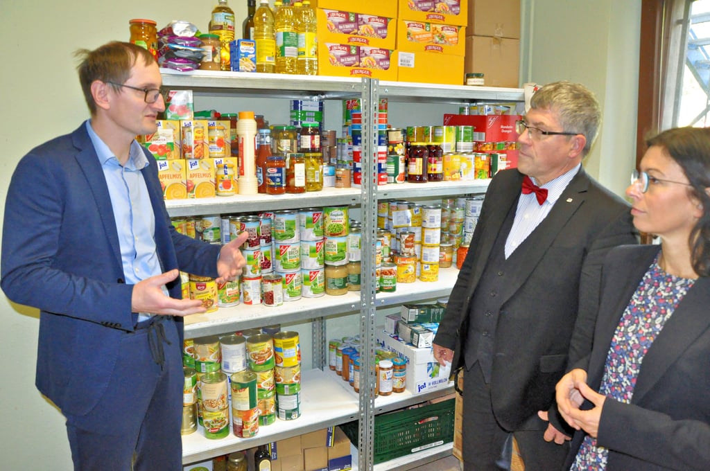 Christoph Grothe (links) führte Landesbischof Friedrich Kramer und Martina von Witten von der Diakonie Mitteldeutschland durch die Räumlichkeiten der Tafel.