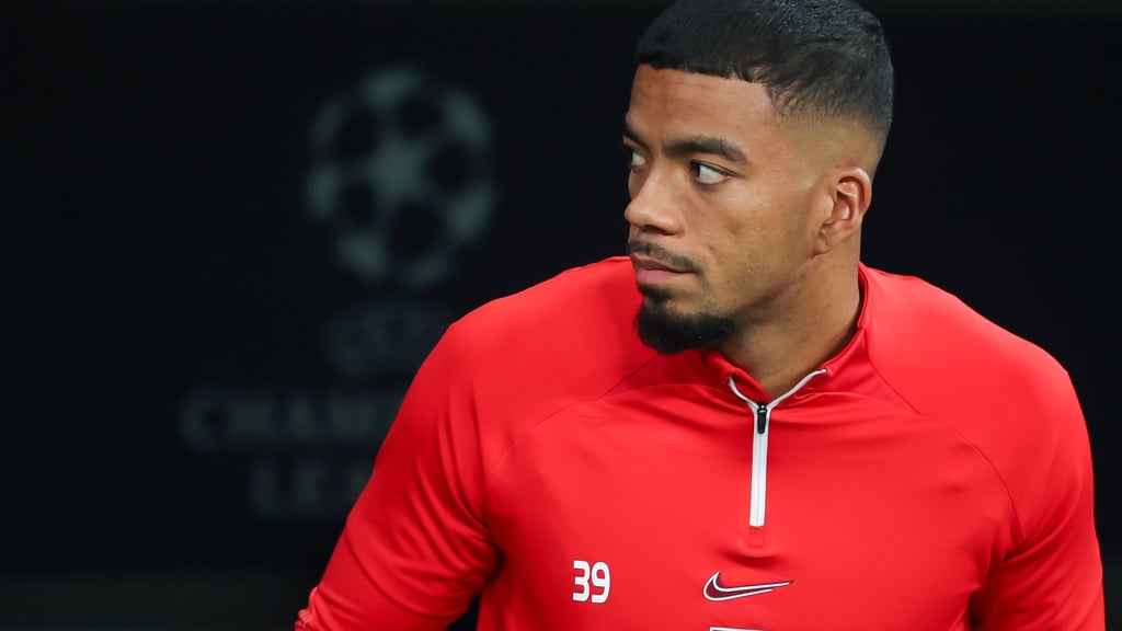 Leipzigs Spieler Benjamin Henrichs kommt vor einer Partie aus dem Spielertunnel.