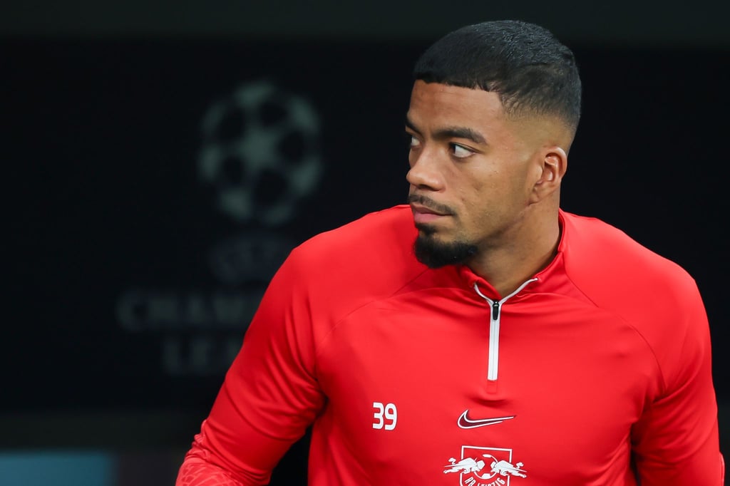 Leipzigs Spieler Benjamin Henrichs kommt vor einer Partie aus dem Spielertunnel.