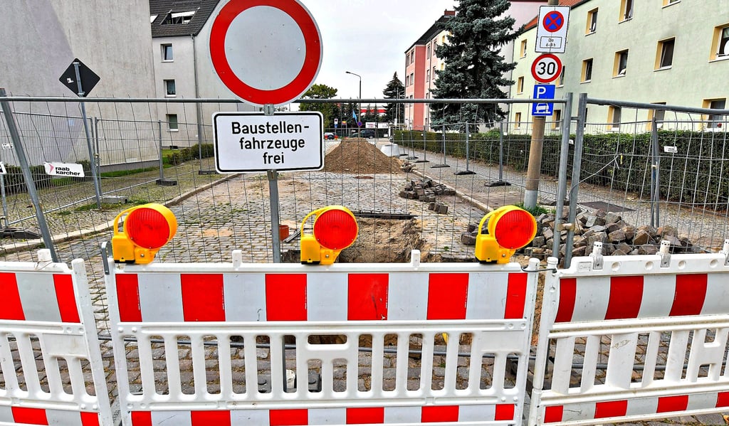 Nebenfahrbahn im Wohngebiet - aber trotzdem auch Junkersstraße und ab der Ecke Benzstraße voll gesperrt.