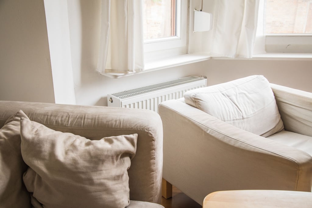 Ein Sofa sollte rund 30 Zentimeter von den Heizkörper entfernt stehen, damit deren Wärme sich gut verteilen kann.