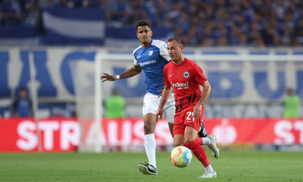 Mario Götze (r) gab sein Pflichtspiel-Debüt für die Eintracht.