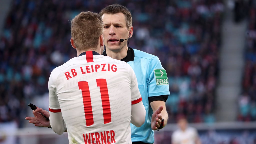 Benjamin Cortus diskutiert mit Timo Werner.