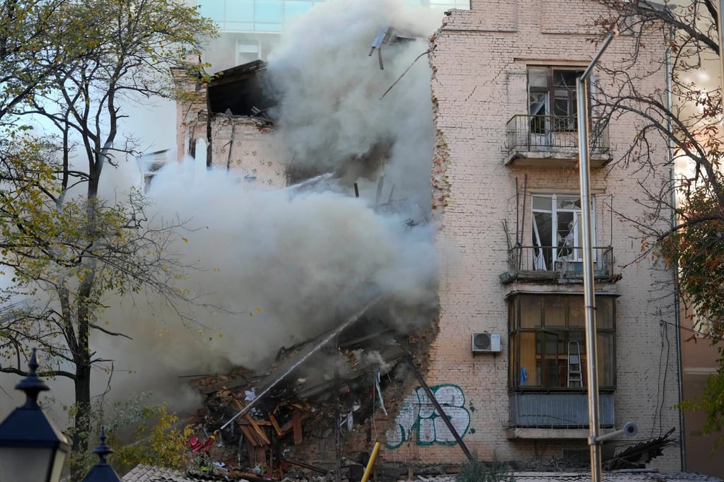 Russland hat am Montagmorgen Kiew erneut mit Drohnen angegriffen. Laute Explosionen erschütterten die Stadt, Gebäude wurden in Brand gesetzt, Menschen retteten sich in Schutzräume.
