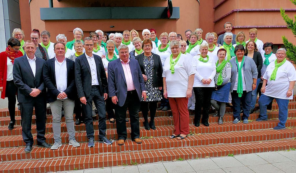Die Teilnehmer und Gäste der Festveranstaltung 30 Jahre Fauenselbsthilfe Krebs in Sachsen-Anhalt stellen sich dem Gruppenfoto.