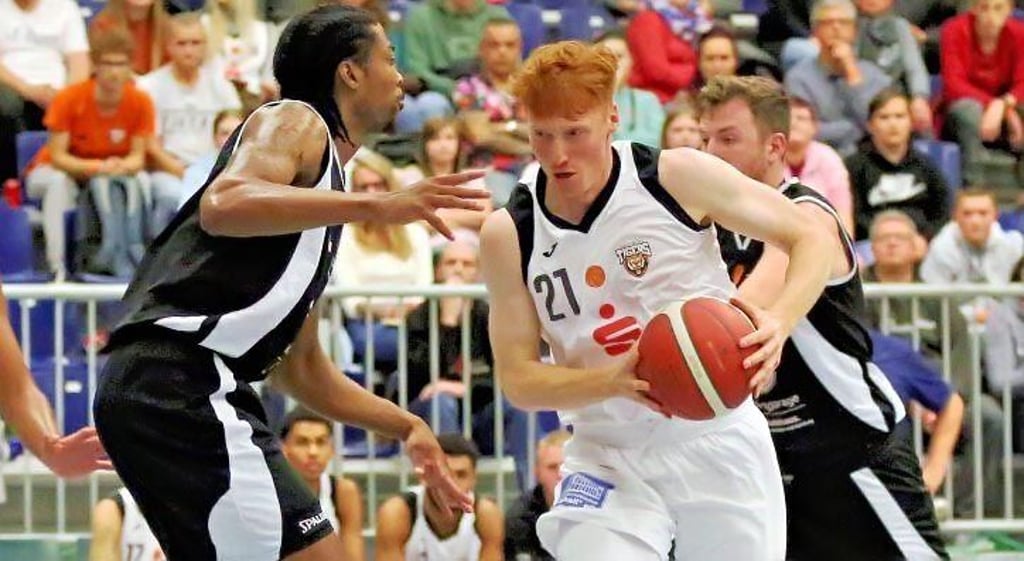 Mit 18 Punkten und 10 Rebounds war Julius Stahl Leistungsträger beim Auswärtserfolg der Aschersleben Tigers gegen die RedHawks Potsdam.
